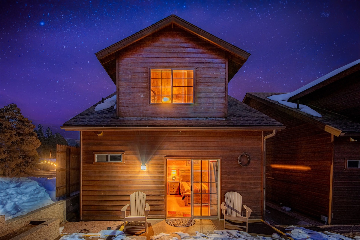 Elk Hollow Cabin with CHARM Backs National Forest,