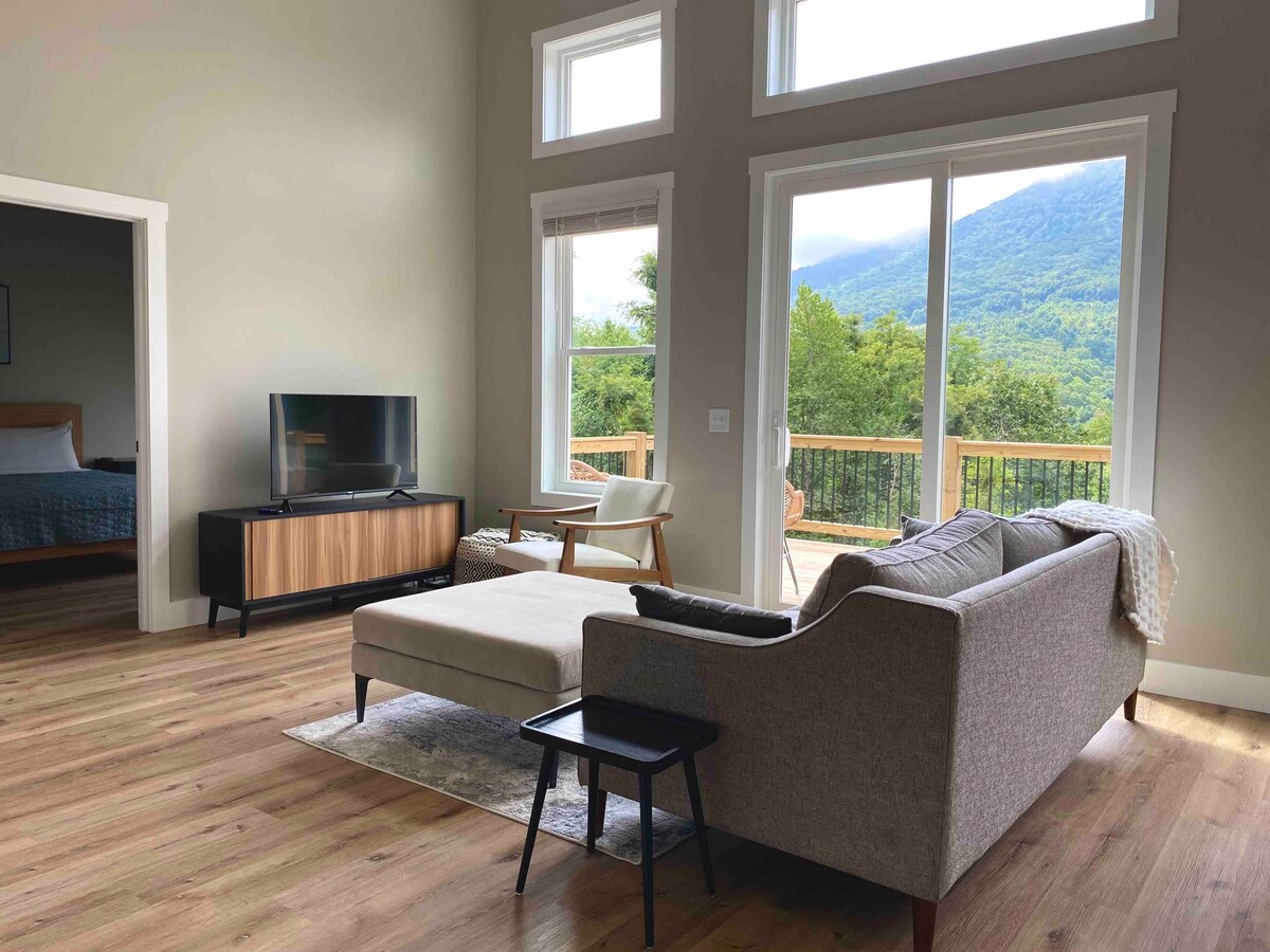 Mt Jefferson View, modern & cozy