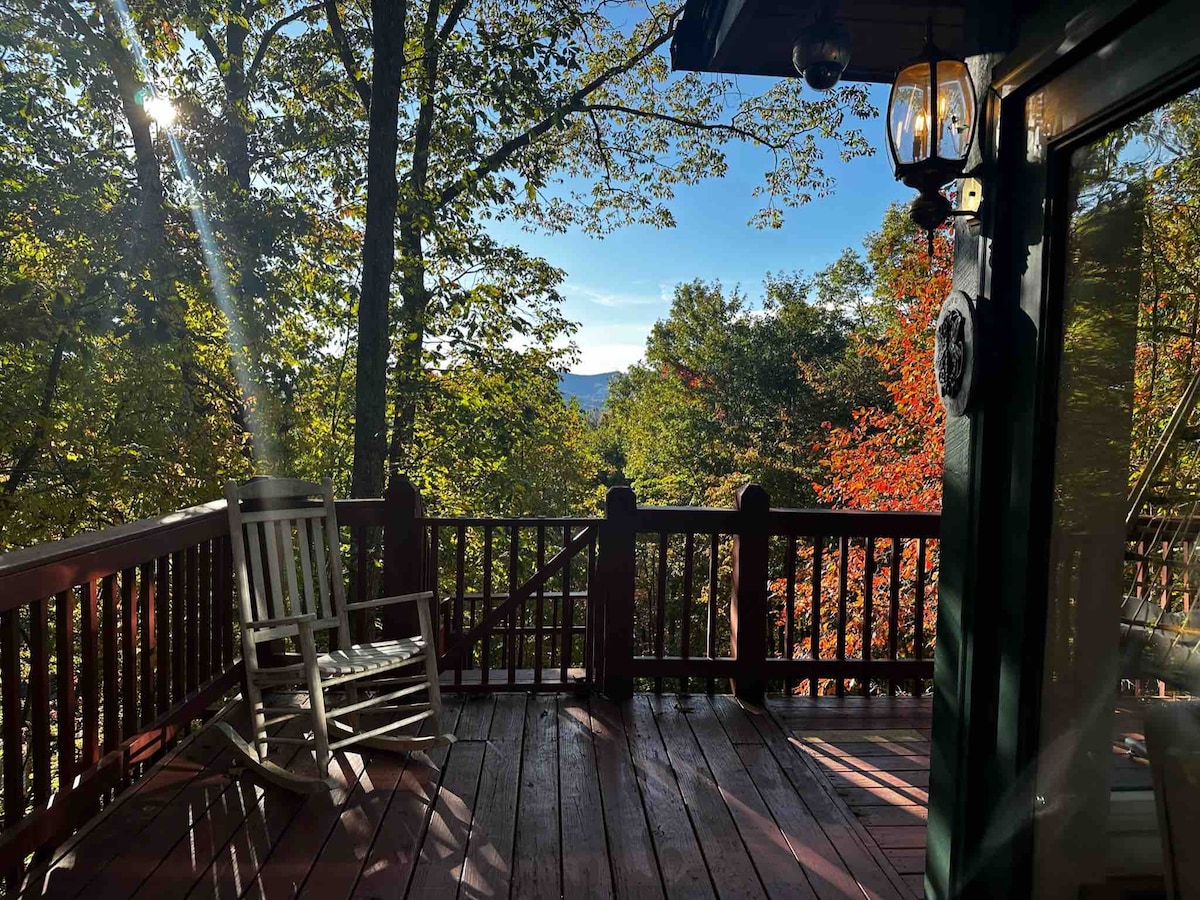 Chic Cabin with views, game room, hot tub & slide!