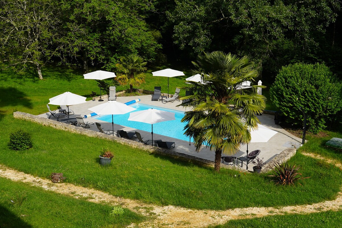 美丽区域和泳池的Gîte Grand confort 5p