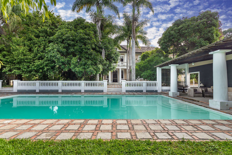 Classic mansion with private swimming pool in Rio