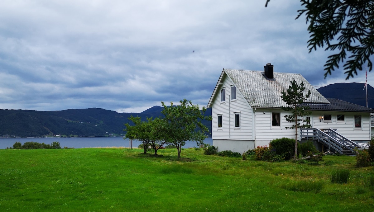 Trivelig hus med hage og tilgang til sjø og fjell