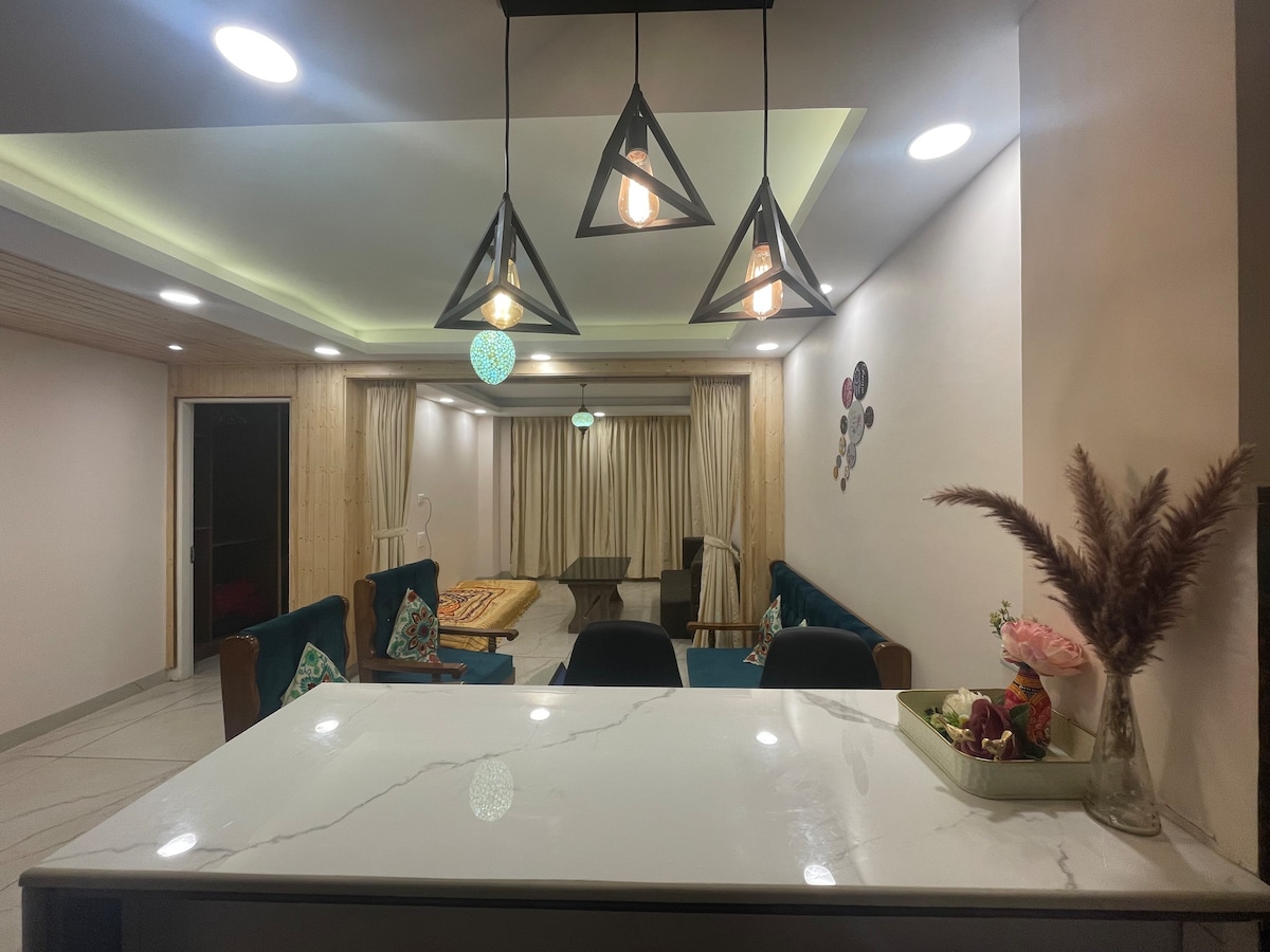 THE CLUB HOUSE Apartment
A Luxurious 2 BHK apartment -
near Mall Road,
drive in and with ample parking