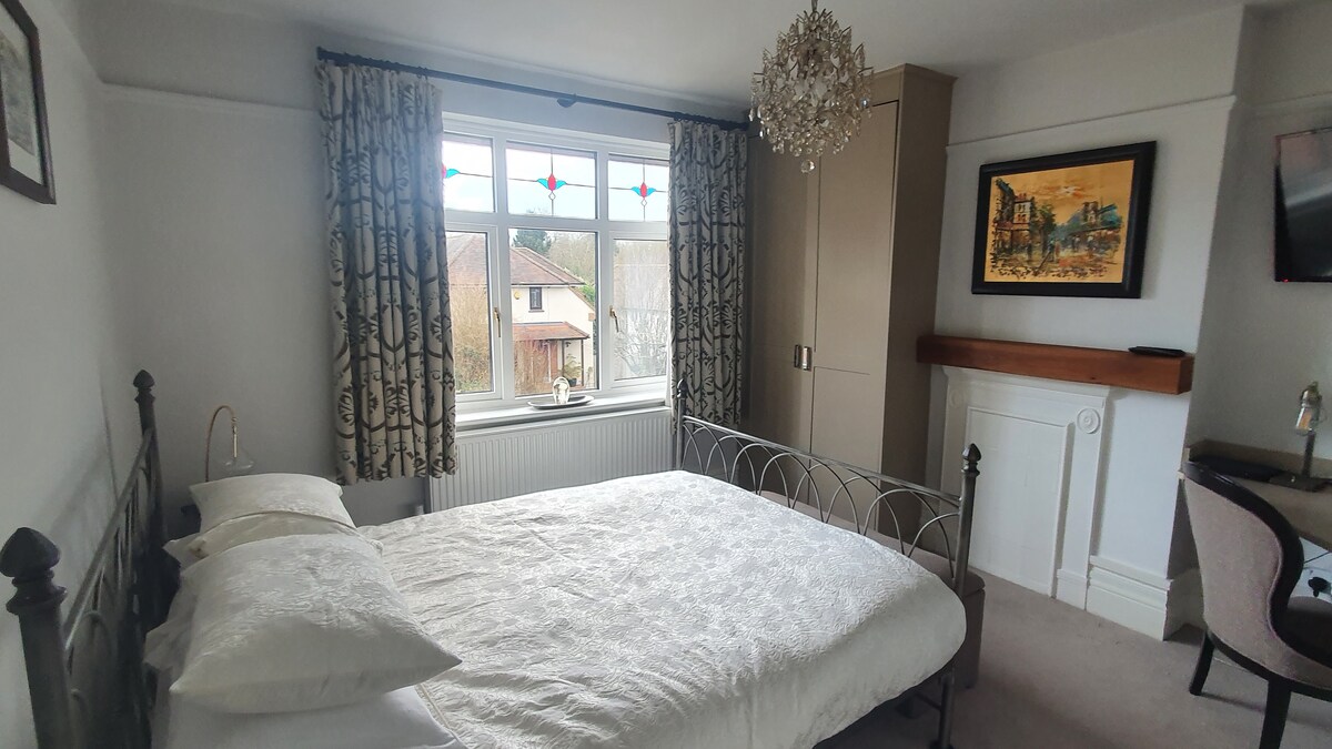 Gorgeous kingsize bedroom near West Wycombe Estate