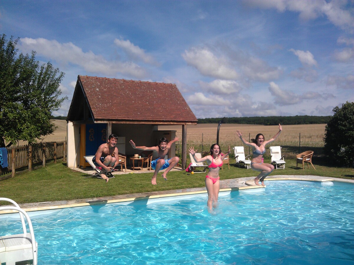 Charming country house with pool, 2h from Paris