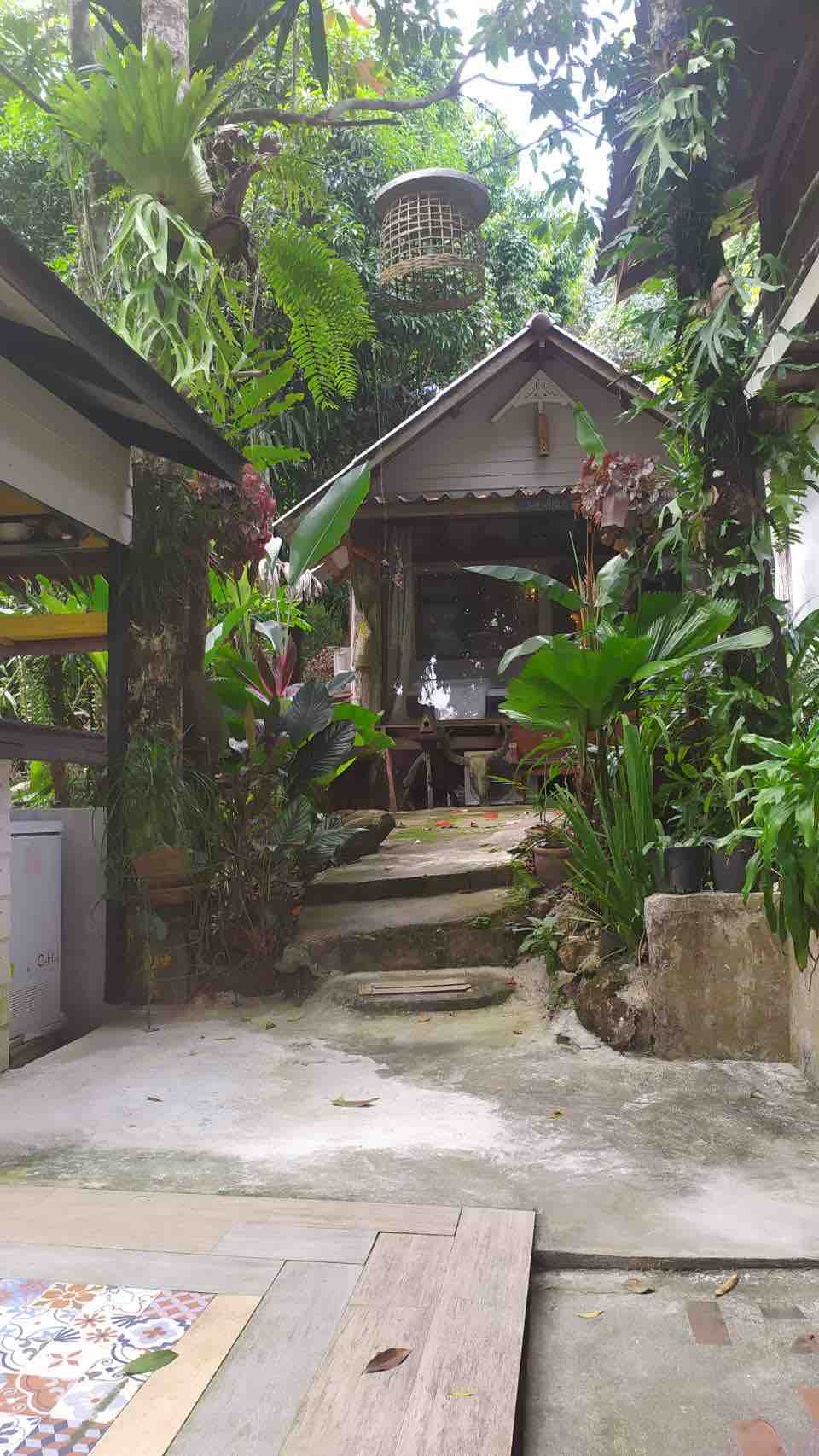 小山丘上的乡村小屋海景