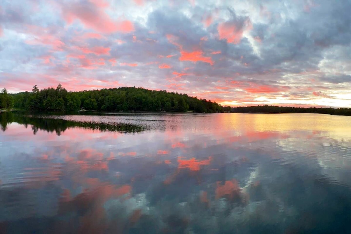 The Boat and Bunk house's on beautiful Lake Simond