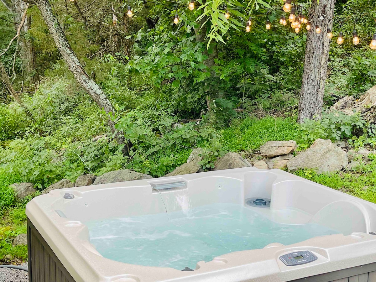Comfy, guest cottage in WV mountains ~ hot tub