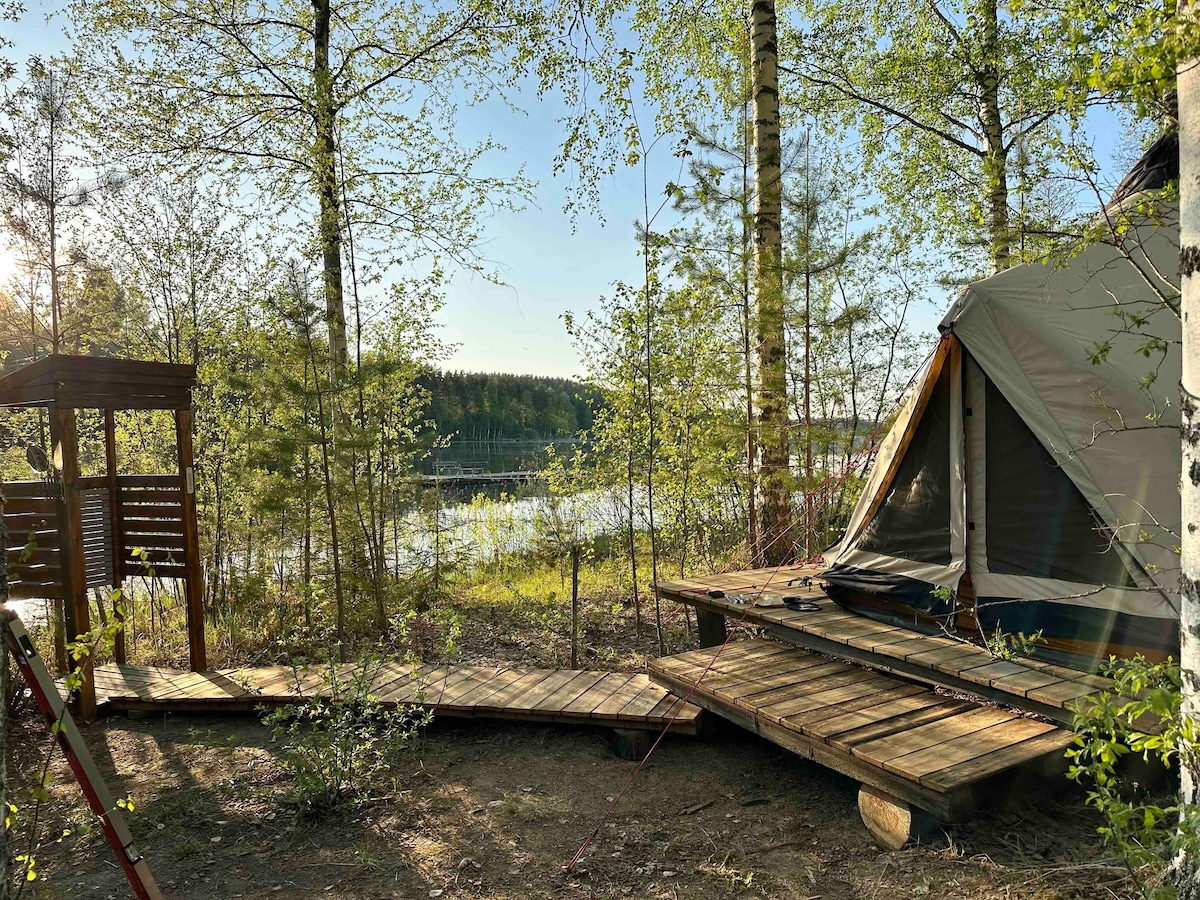 Glamping majoitus järven rannalla