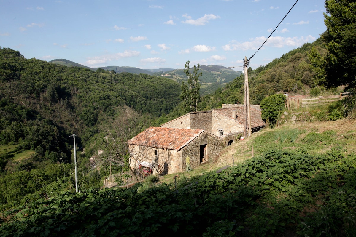 Maison traditionnelle ardéchoise proche rivière 🚣