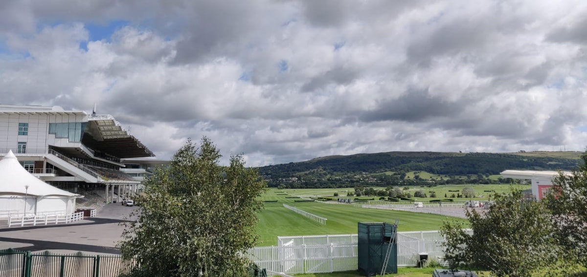 Hunters Lodge, Cheltenham Racecourse