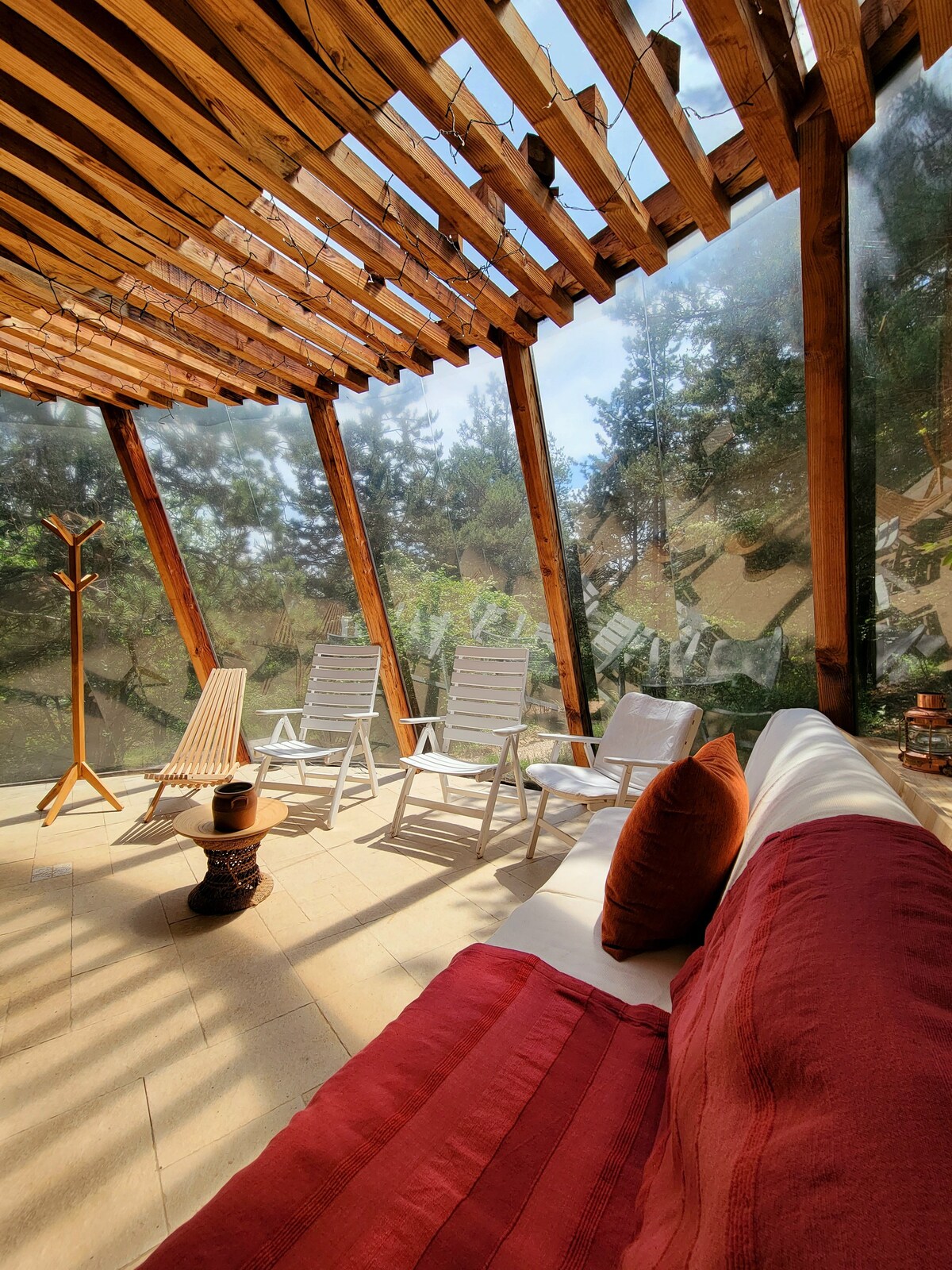 Une maison ronde, en bois, dans la nature.