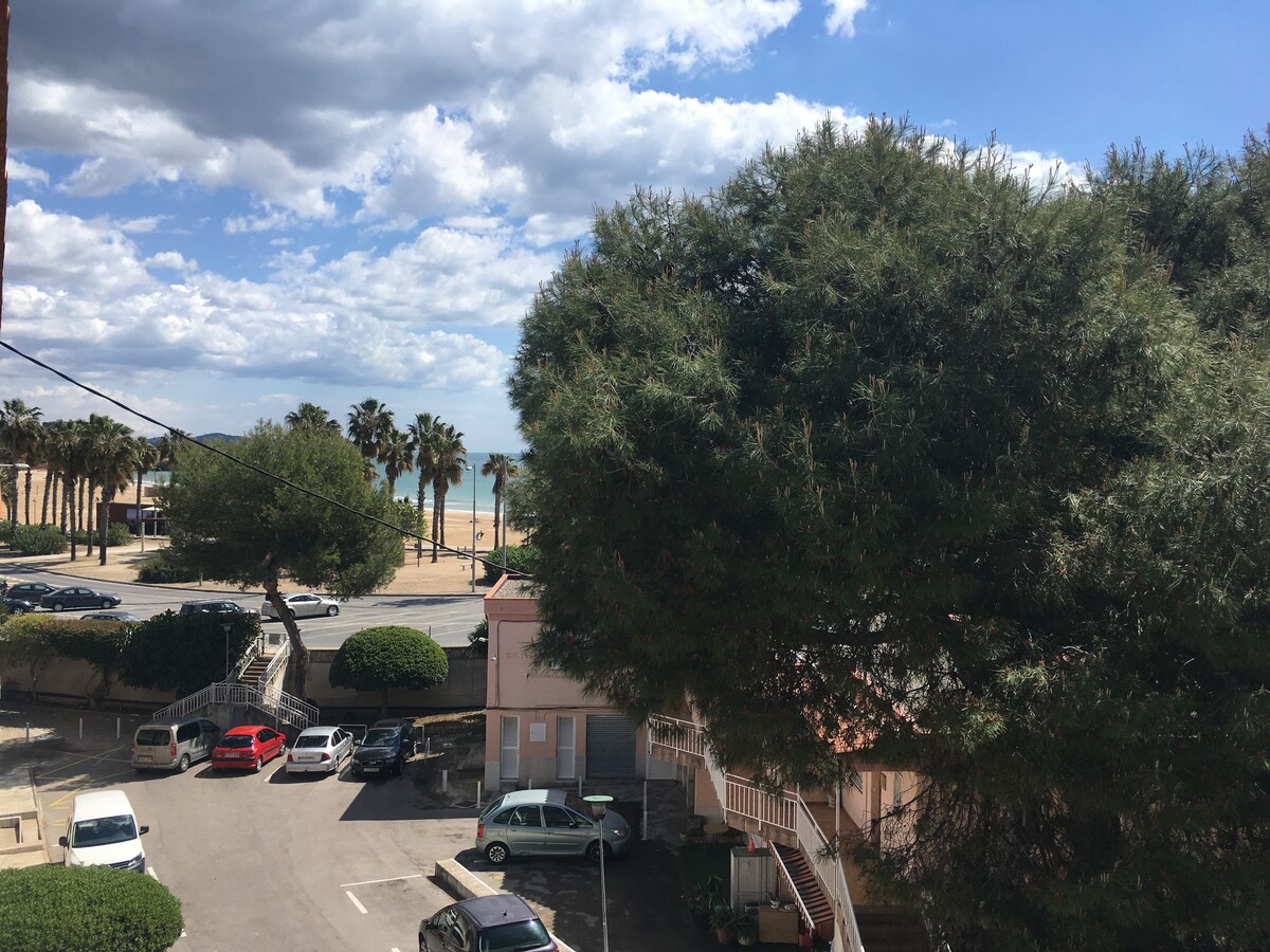 Apartment first line of Sea and beach in Tarragona