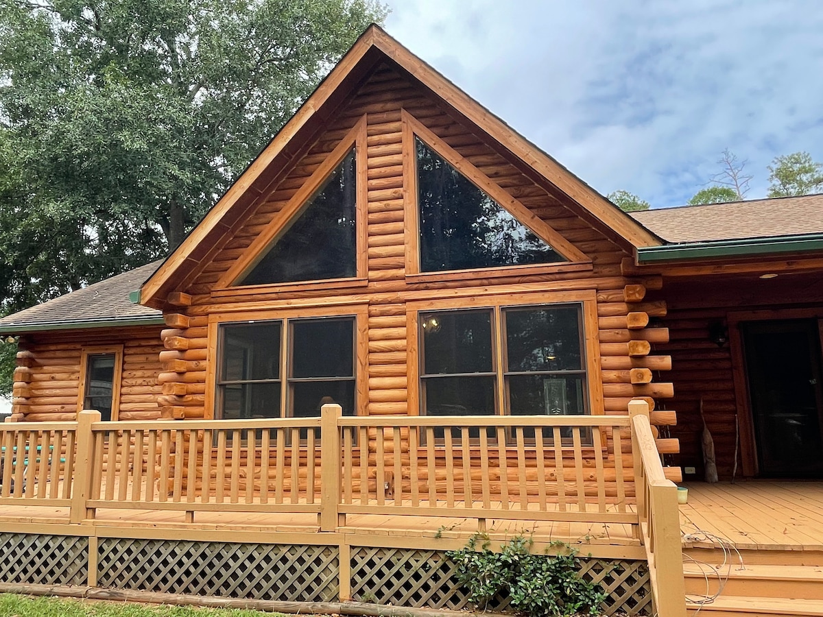 Unique 3 bedroom cabin on Lake Hartwell!