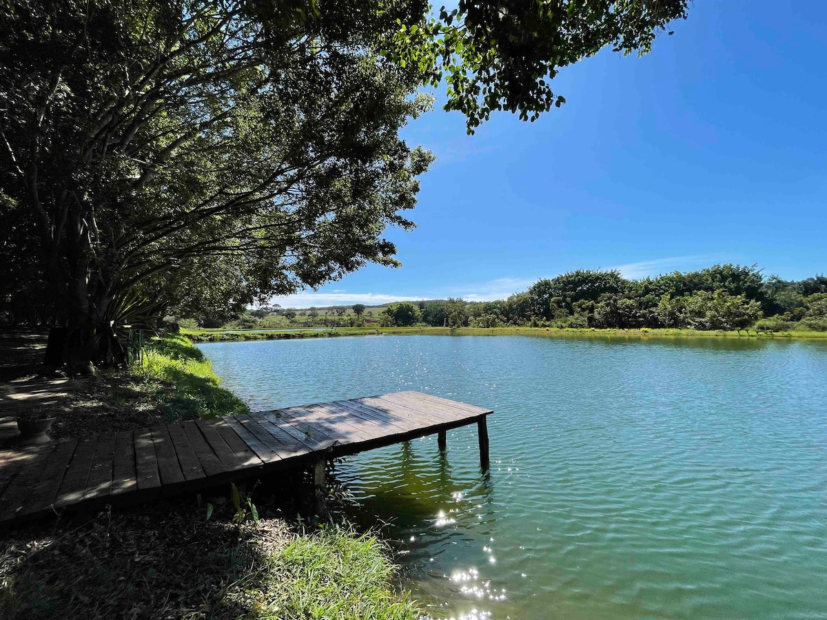 SUÍTE  na margem  do lago  - Fazenda Água Limpa