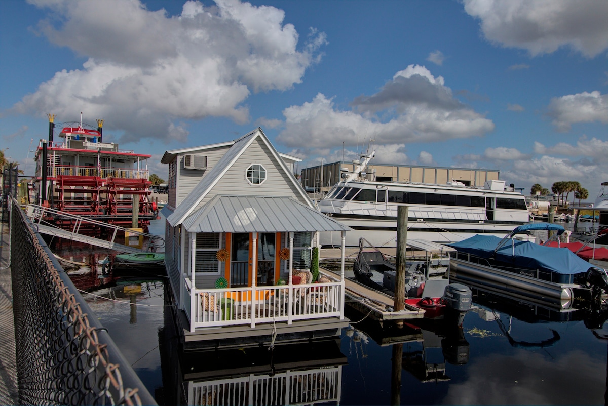 著名的微型船屋历史悠久的佛罗里达州桑福德市中心
