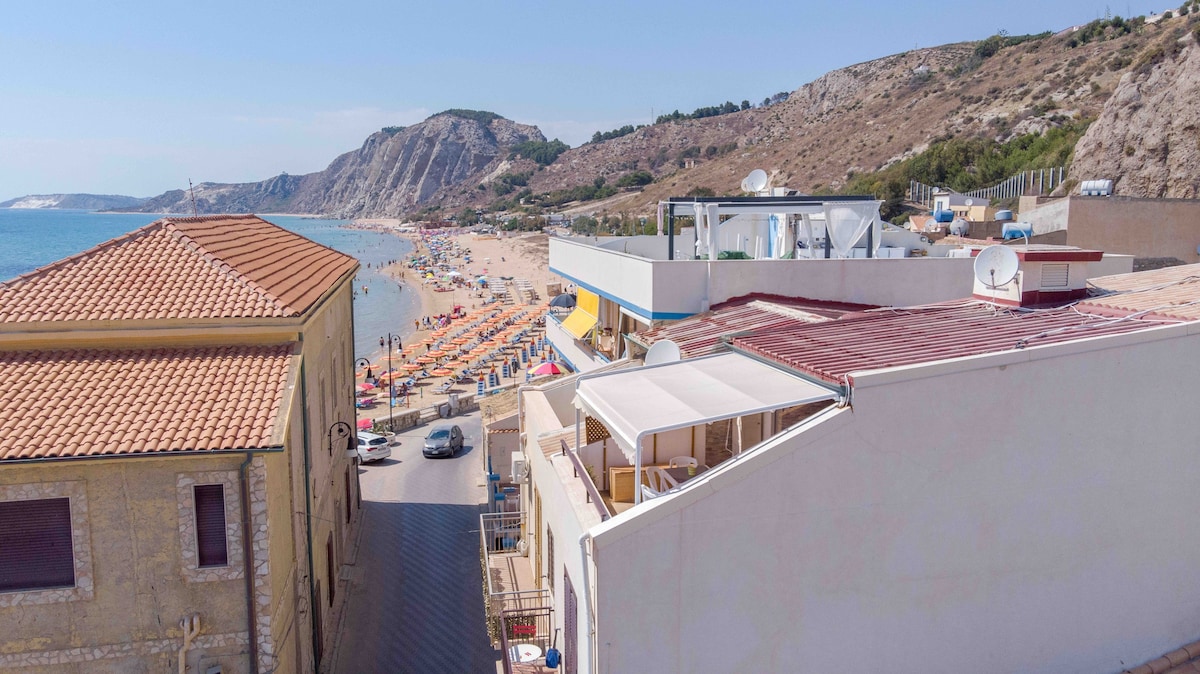 Terrazza finemente ristrutturata,15 metri dal mare