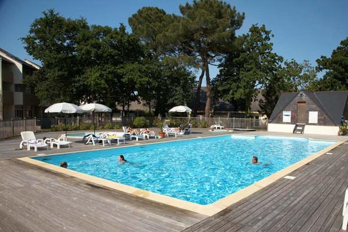 foft   with garden    swimming pool and tennis