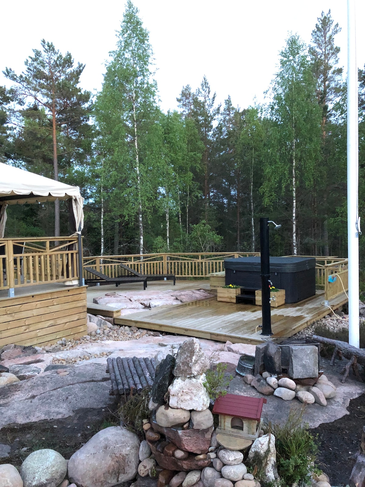 Vänern湖附近带按摩浴缸的2/2木质小屋