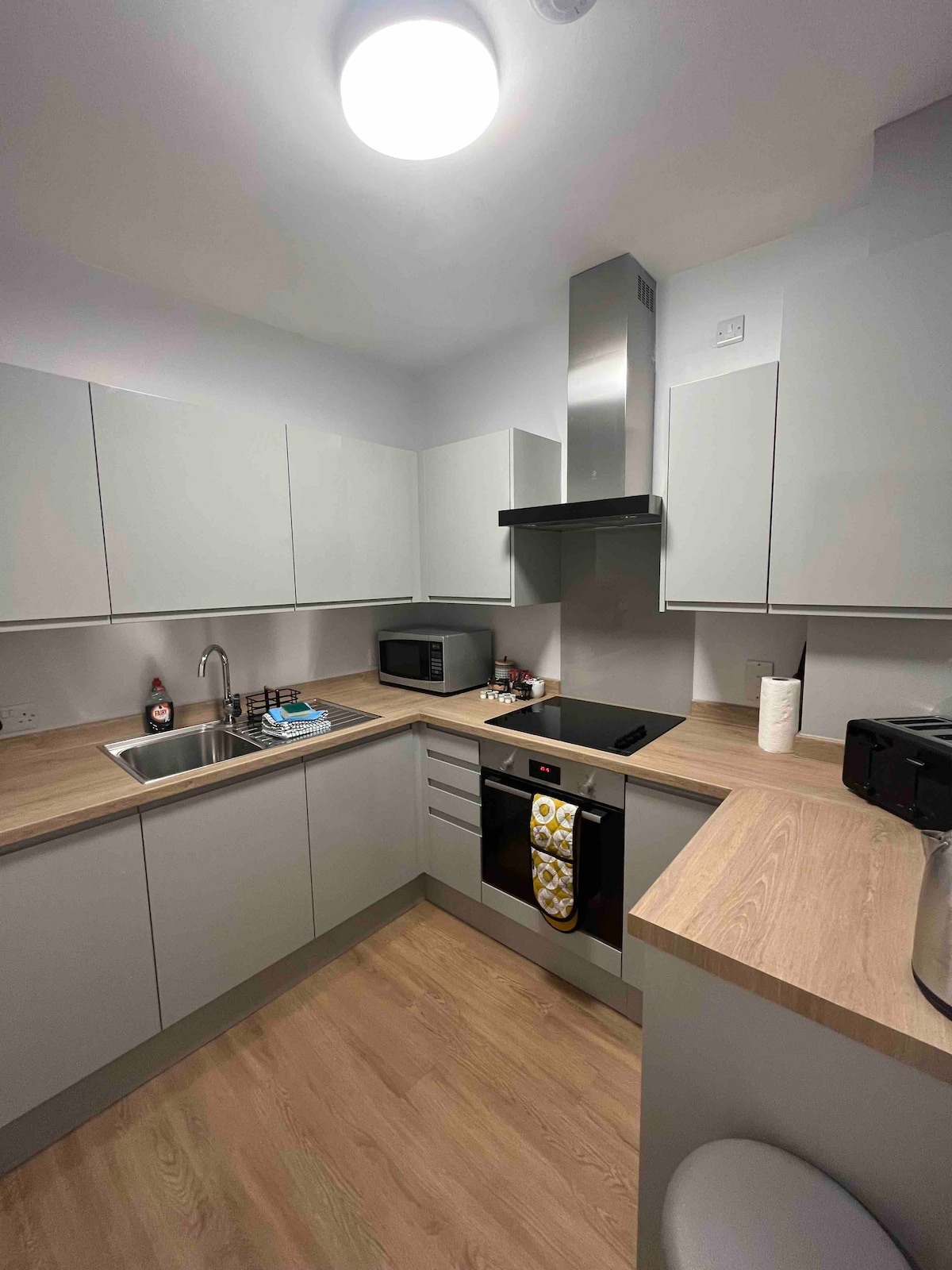 *NEW* Contemporary 2 bed, free parking