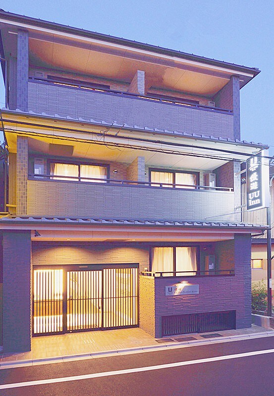 C1京都自助酒店直达伏见大社/清水寺/八阪神社/祗园，交通方便干净舒适2张双人床，JR车站步行3分钟