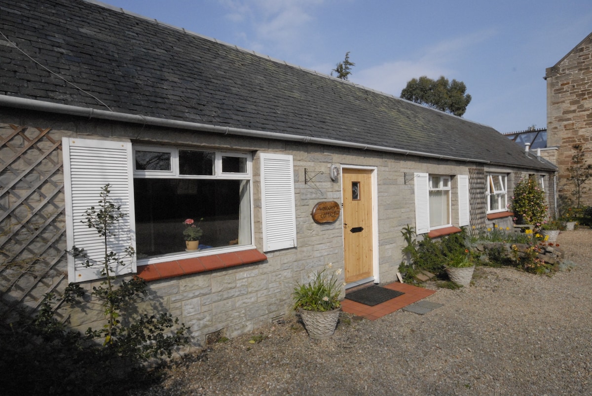 Cottage near the beach and town with no steps.