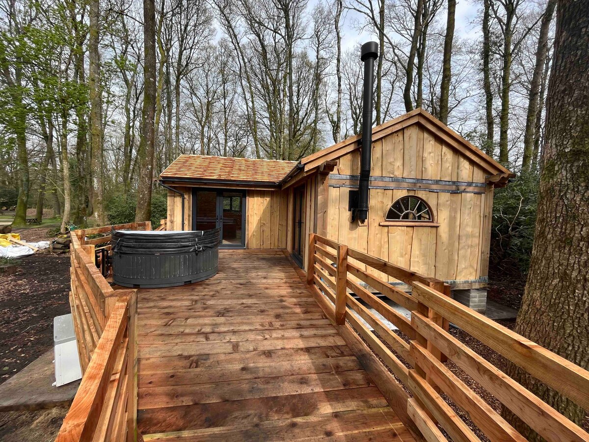 Nuthatch: Wooden lodge with private hot tub