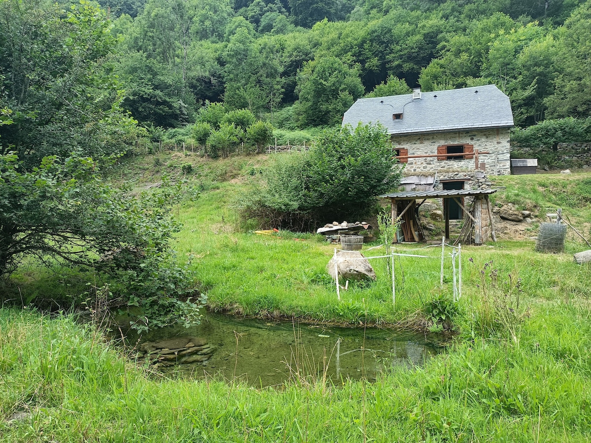 bergerie au bord de rivière