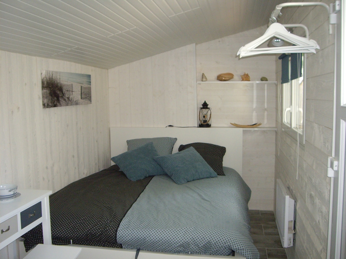 小木屋里的舒适小房间