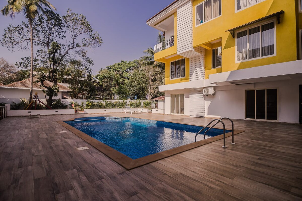 CAASA AMOR豪华套房，可欣赏阳台和泳池景观。