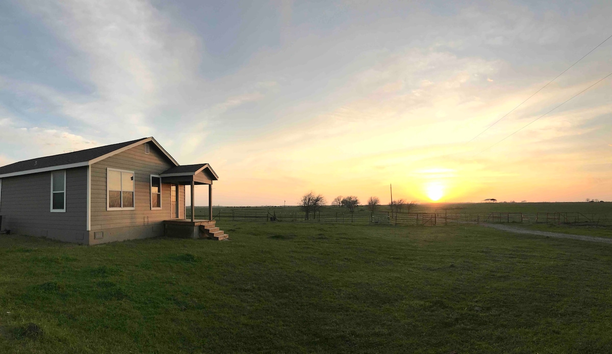 私人牧场上的宁静农舍，欣赏日落美景
