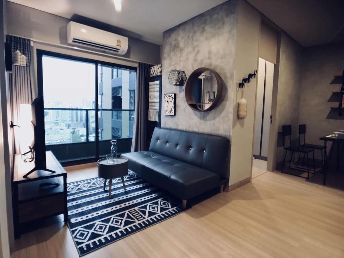 四面佛Nana酒吧街.2 bedroom最炫工业风.Near MRT and BTS提供接机服务