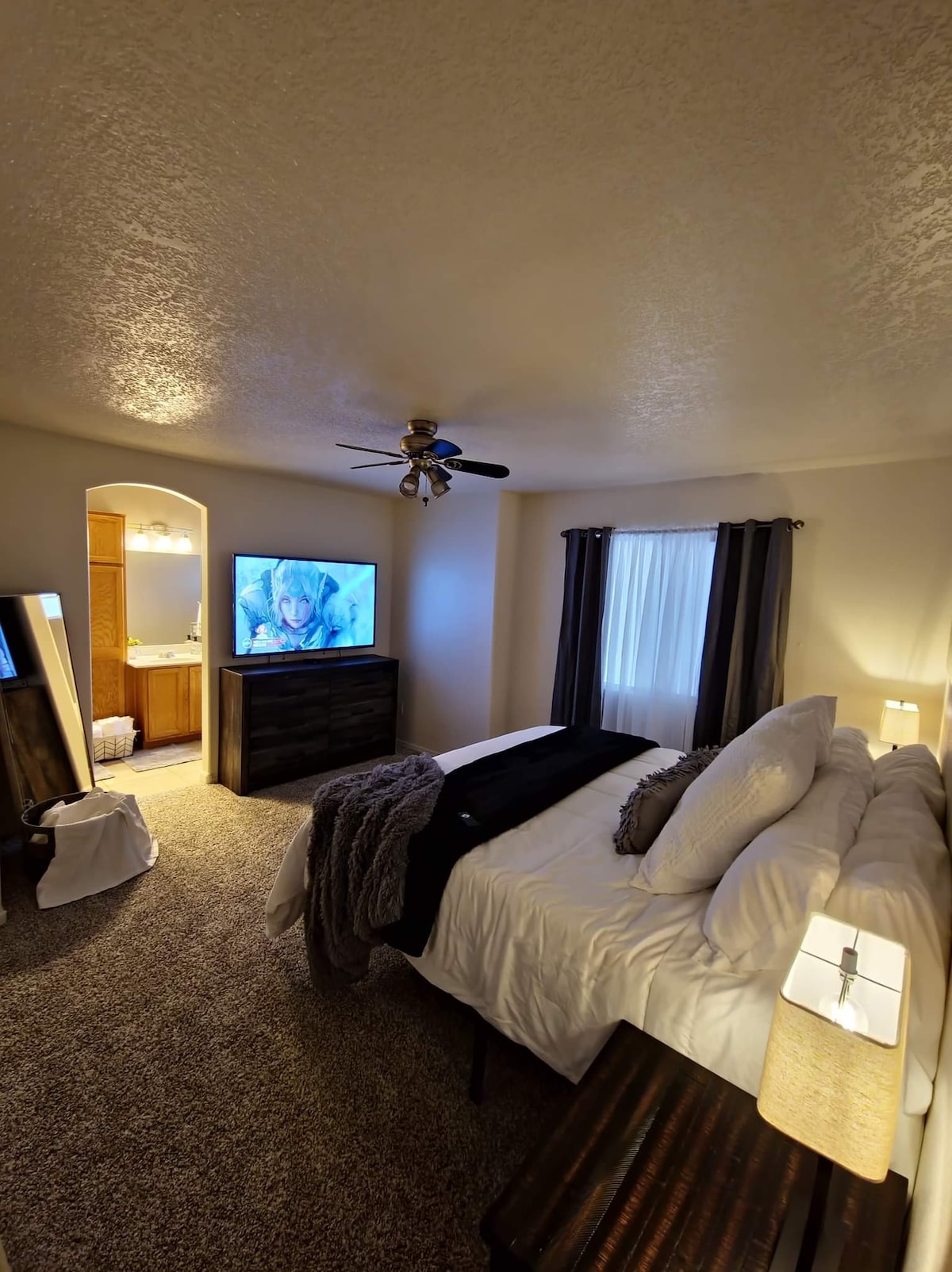 舒适的3卧室房源，带热水浴缸和高高的天花板。