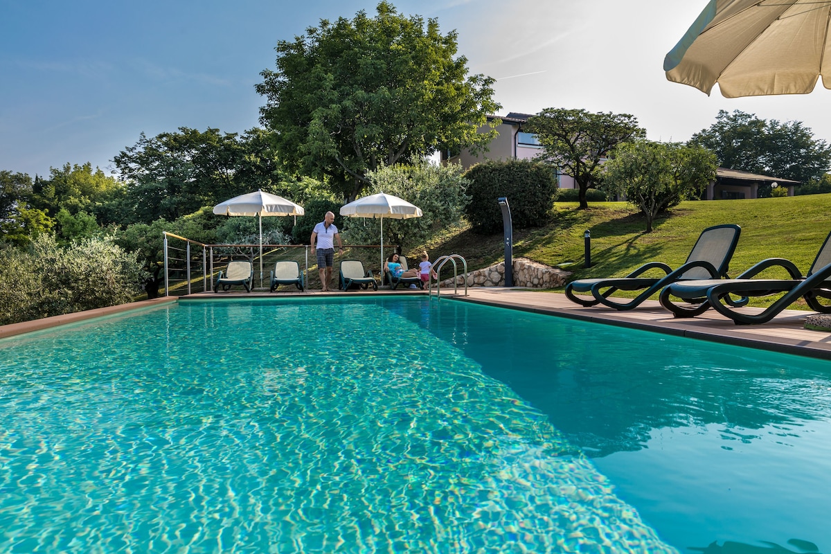 带泳池的漂亮别墅，俯瞰维罗纳！