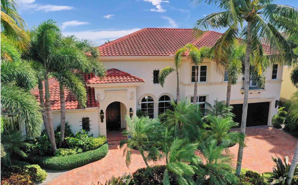 DELRAY BEACH LUXURIOUS WATERFRONT POOL HOME!