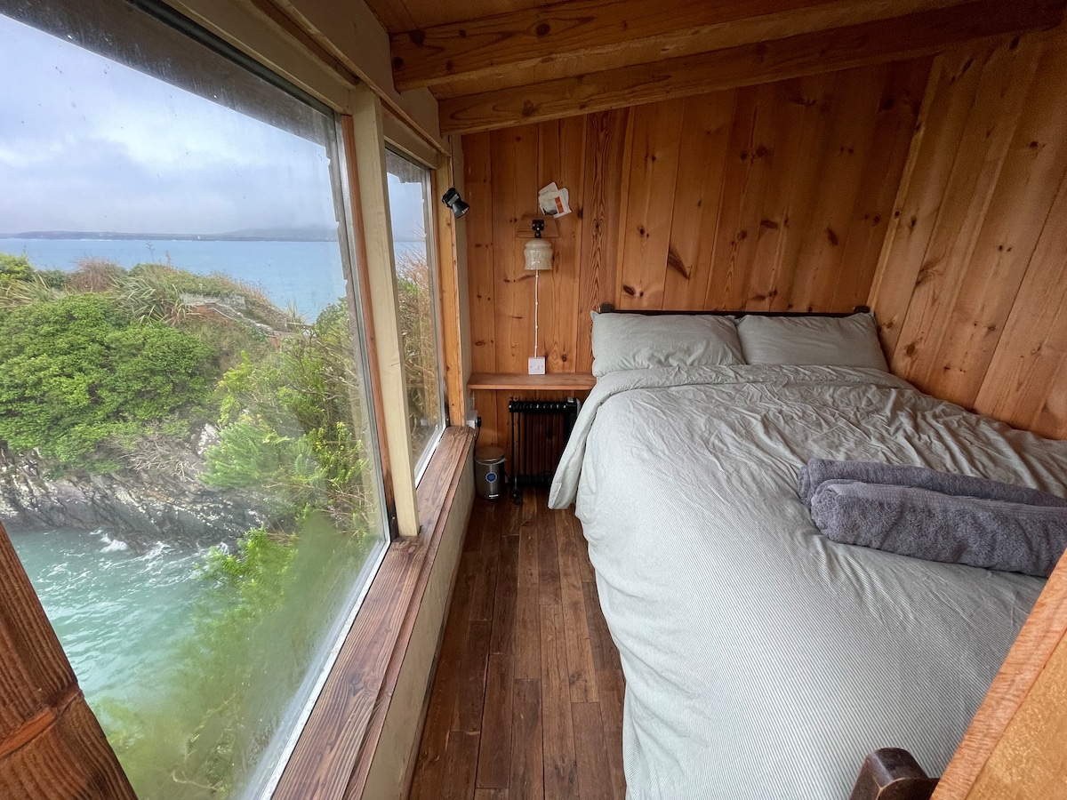 Bird Nest Cabin on the sea - Dingle Peninsula