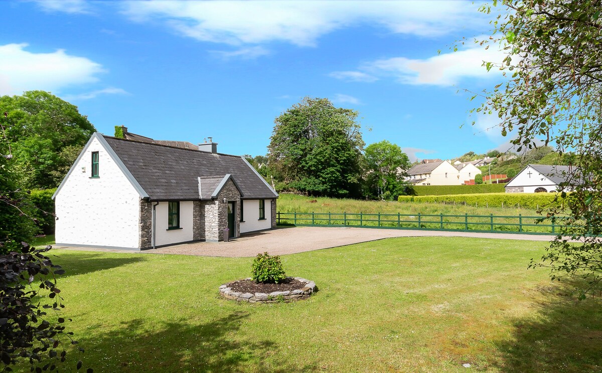 Fado Cottage located steps from Kenmare town