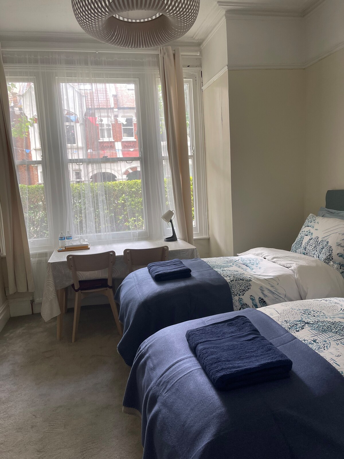 A Cozy twin room by Thames River in west London