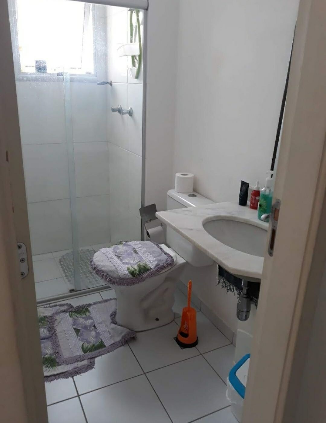 Quarto em condomínio clube bem localizado