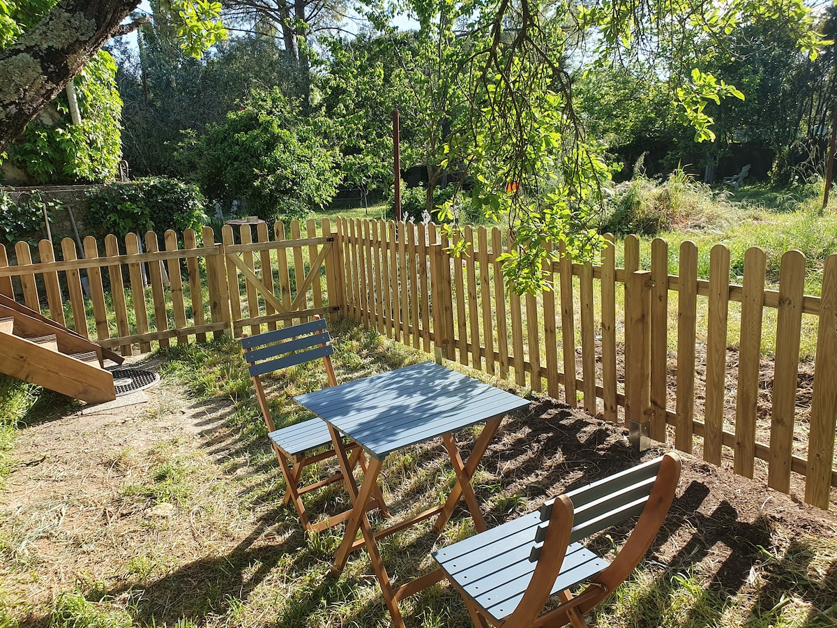 Studio en bois indépendant avec terrasse et jardin