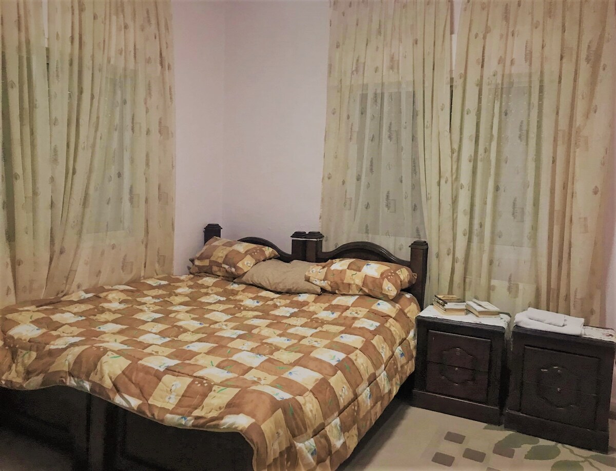 位于克拉克（ kerak ）的家庭住宅中的温暖舒适的卧室