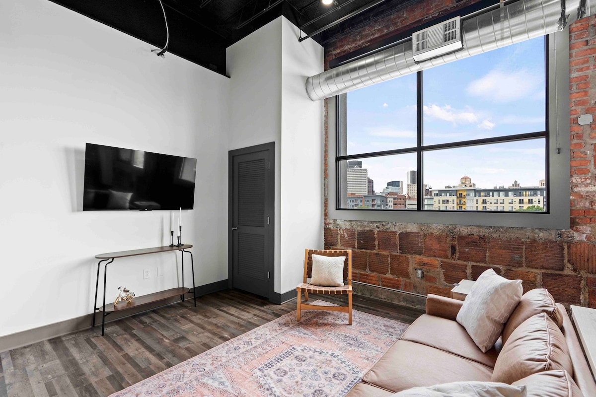 Beautiful LUXE Loft • King Bed, Work Desk, Parking