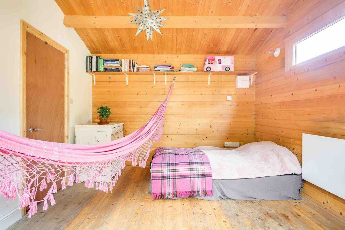 Tiny Home! Clapton/Hackney cabin bathroom/kitchen.
