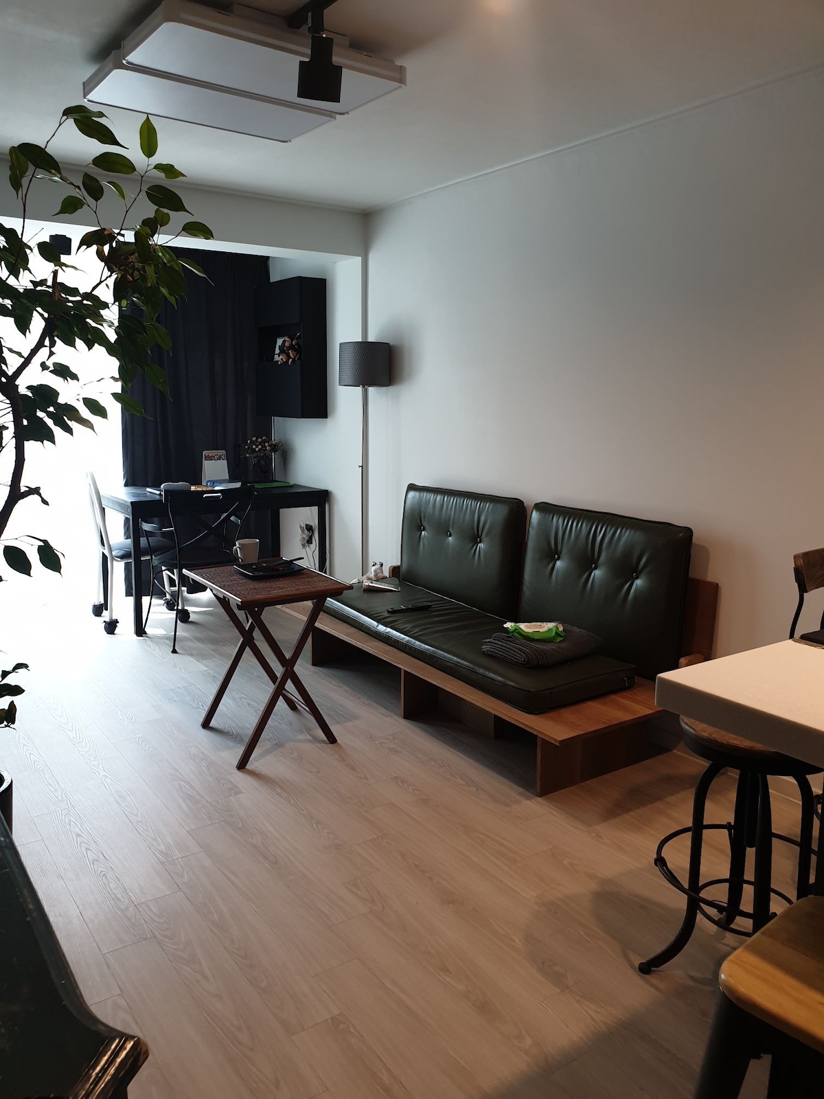 这是一间现代化的公寓，就像是21平洞、昌洞（ Chang-dong ）的朋友家。