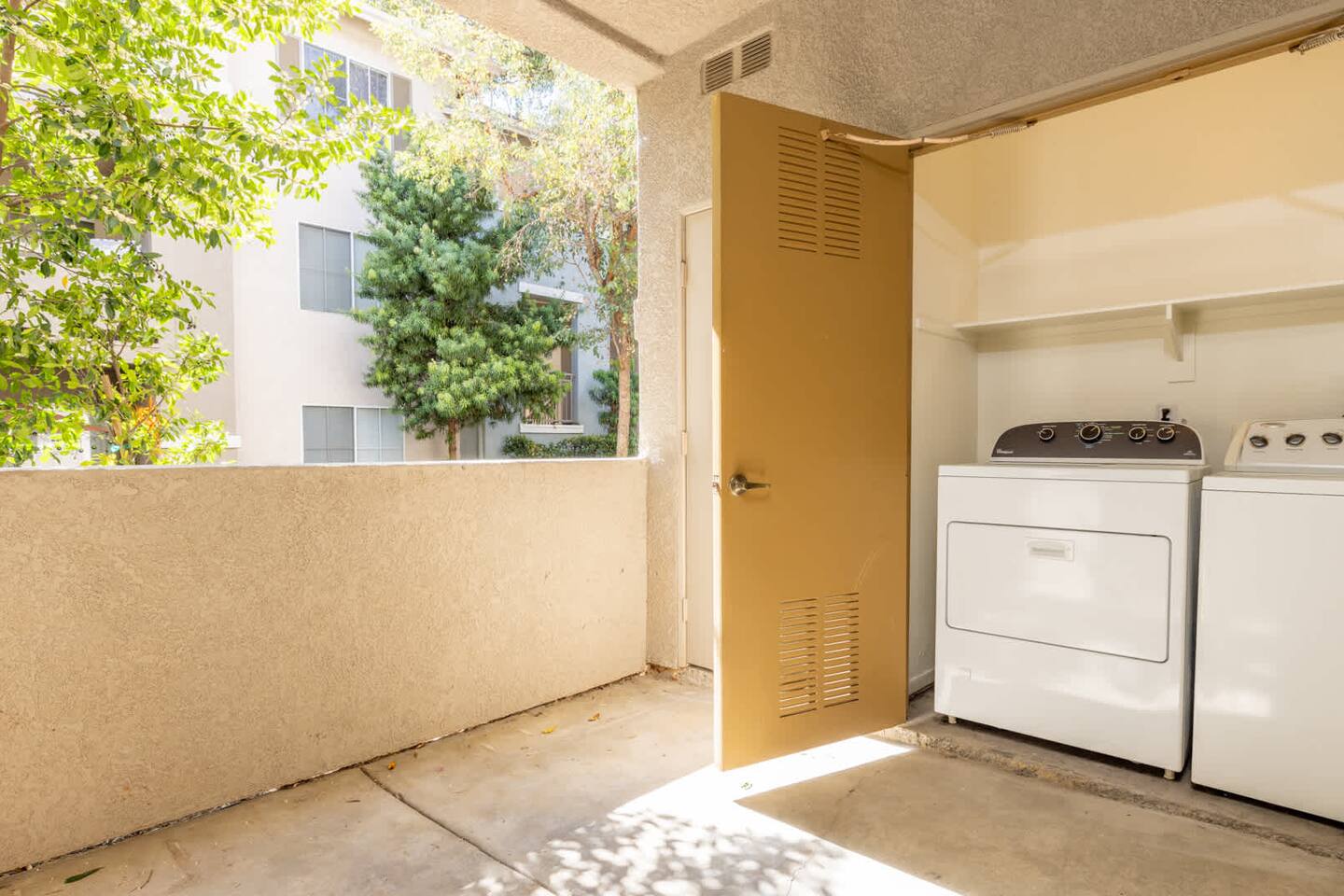 , an Airbnb-friendly apartment in Valencia, CA