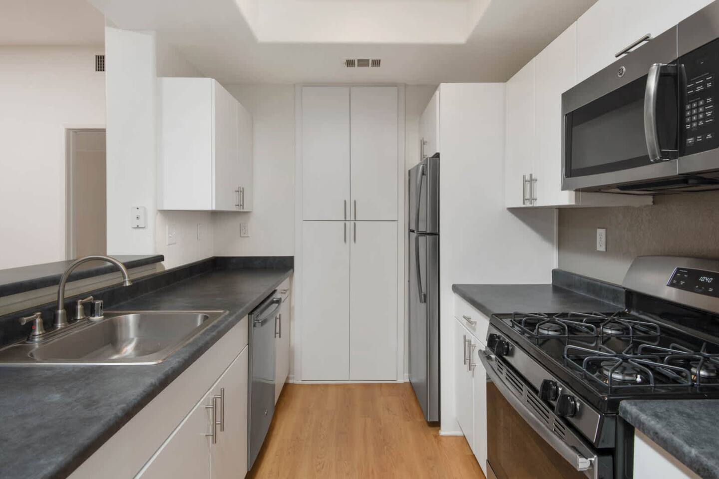 , an Airbnb-friendly apartment in Valencia, CA