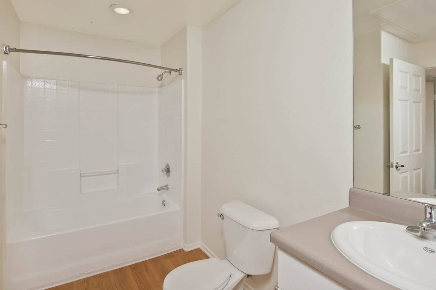, an Airbnb-friendly apartment in Valencia, CA