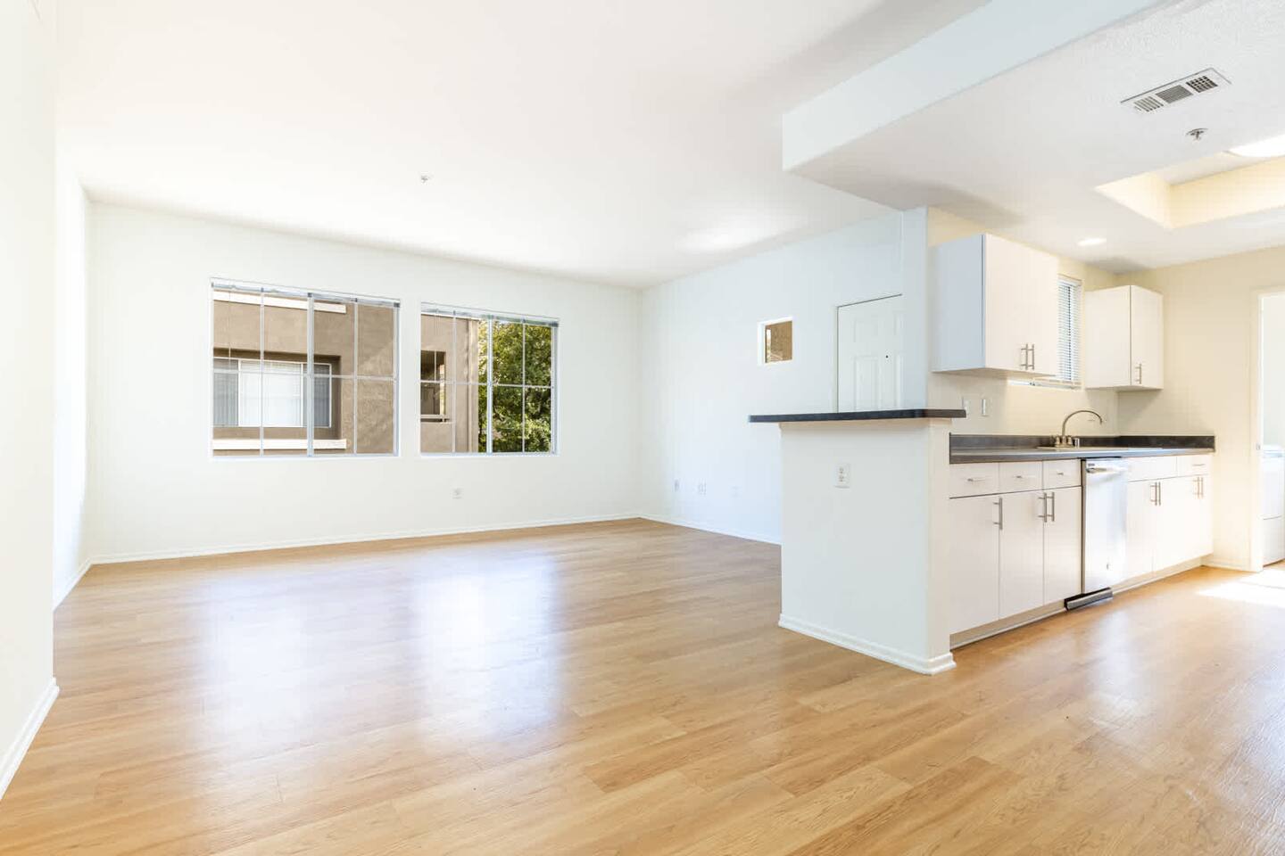 , an Airbnb-friendly apartment in Valencia, CA