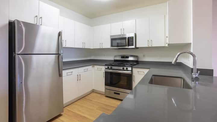 RGVtYW5kUGljdHVyZToxOTUxOTc5MjAw