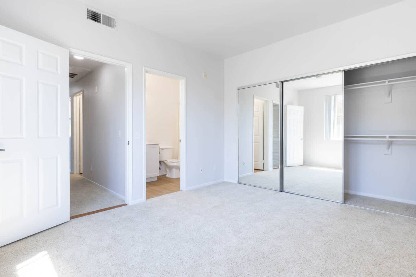 , an Airbnb-friendly apartment in Santa Clarita, CA
